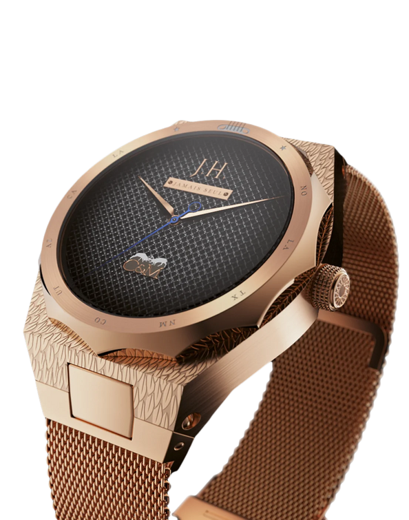 montre johnny hallyday femme de profil boitier or rose bracelet maille milanaise avec veste en cuir commemorative