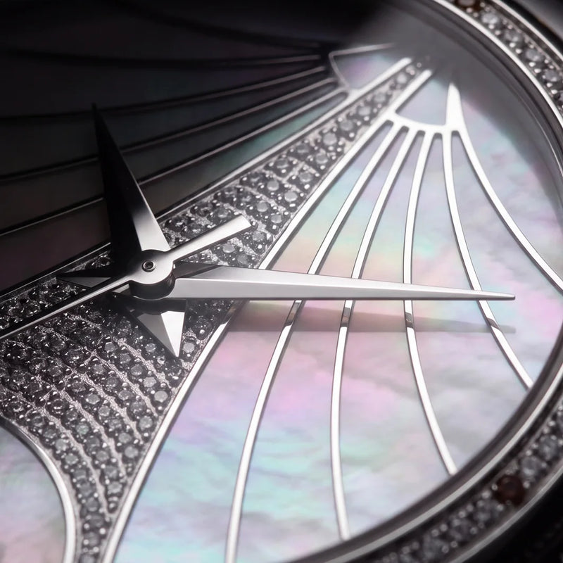 <p> Col&McArthur s’associe à Céline Dion pour une nouvelle collection de montres</p>