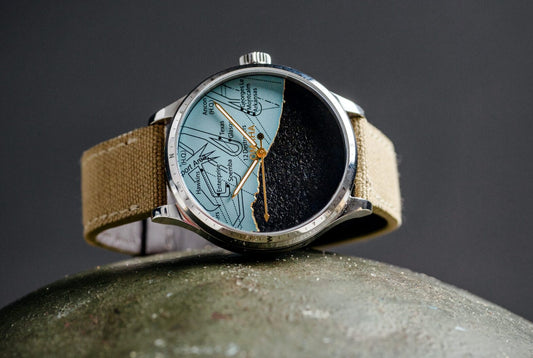 Cette marque belge rend hommage aux soldats du Débarquement avec cette montre riche en symboles