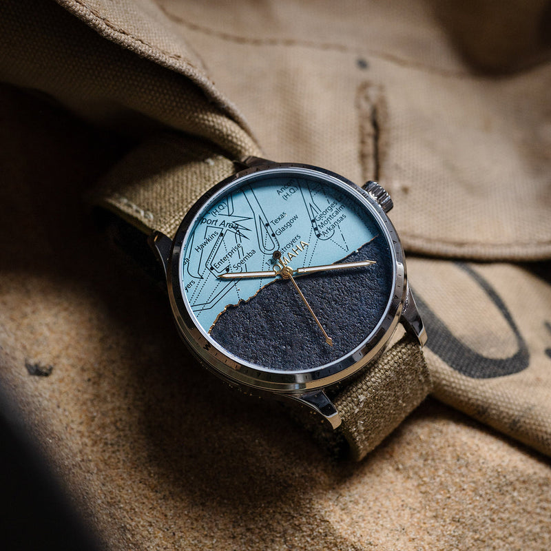 <p>« Dunkerque 1940 », « Normandie 1944 »… Ces montres étonnantes renferment de vrais fragments du D-Day</p>