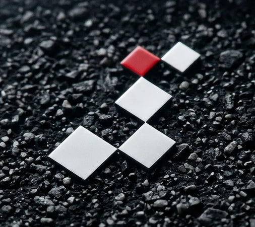 EIN ZIFFERBLATT AUS DEM ASPHALT DER RENNSTRECKE