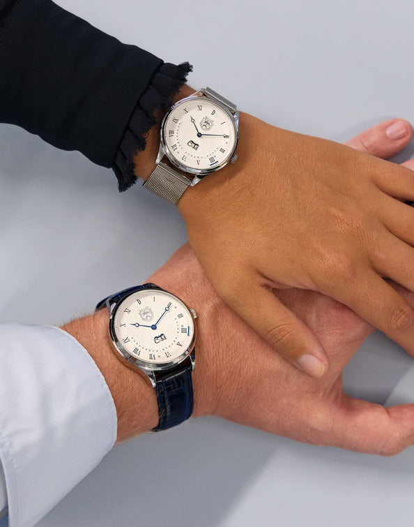 montres dunkerque homme et femme portees par deux personnes se tenant la main chemise bleu fonce et chemise bleu clair