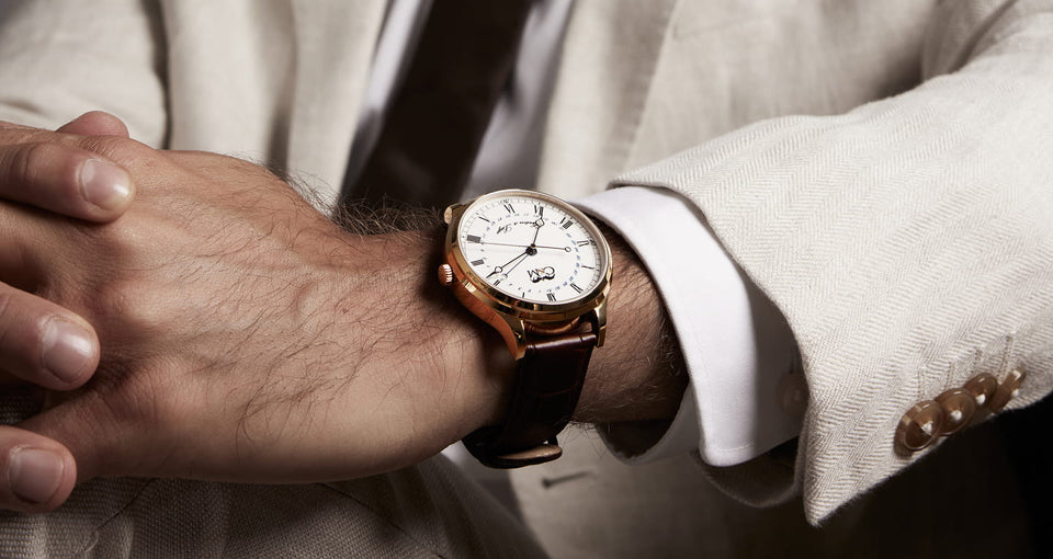 montre commemorative premium hommage a hubert sarton portee par un homme en shooting photo mouvement automatique suisse