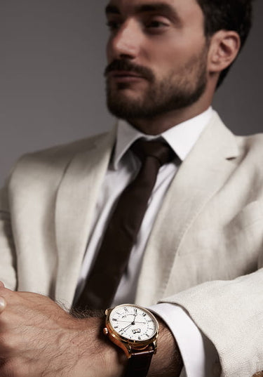 montre commemorative premium hommage a hubert sarton portee par un homme en shooting photo mouvement automatique suisse