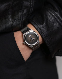 montre johnny hallyday boitier argent portee par une femme avec veste en cuir photo lifestyle