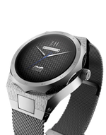 montre johnny hallyday femme de profil boitier argent bracelet maille milanaise avec veste en cuir commemorative