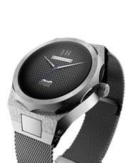 montre johnny hallyday femme de profil boitier argent bracelet maille milanaise avec veste en cuir commemorative