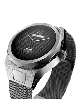 montre johnny hallyday femme de profil boitier argent bracelet maille milanaise avec veste en cuir commemorative