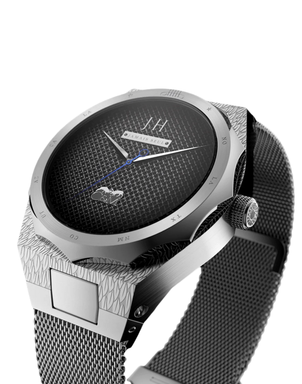 montre johnny hallyday femme de profil boitier argent bracelet maille milanaise avec veste en cuir commemorative