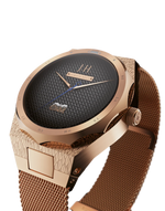 montre johnny hallyday femme de profil boitier or rose bracelet maille milanaise avec veste en cuir commemorative