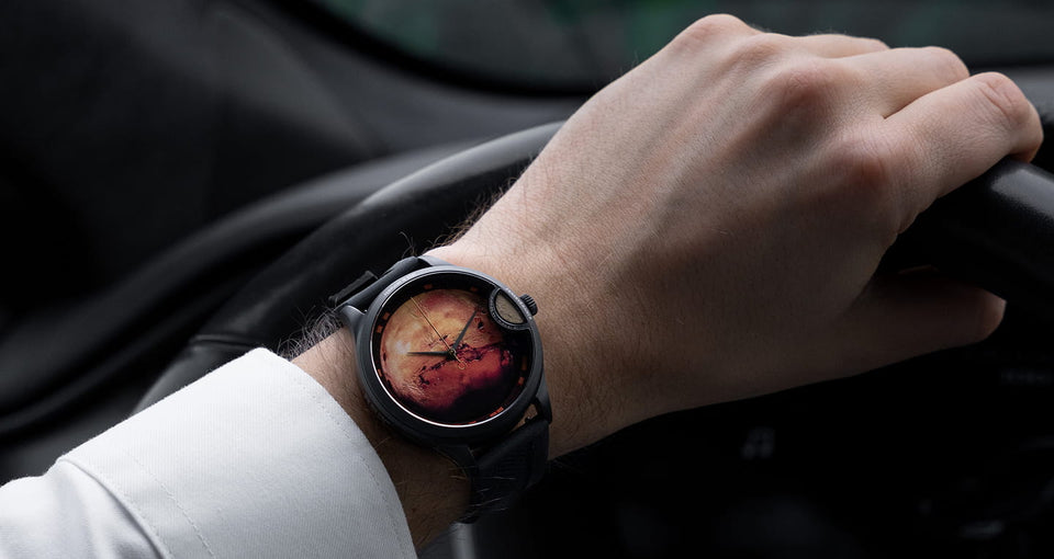 montre mars avec poussiere de meteorite martienne boitier noir portee par un homme avec chemise blanche photo shooting