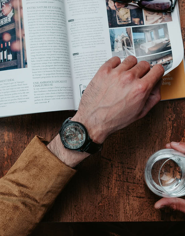 montre commemorative napoleon bonaparte portee par un homme photo lifestyle