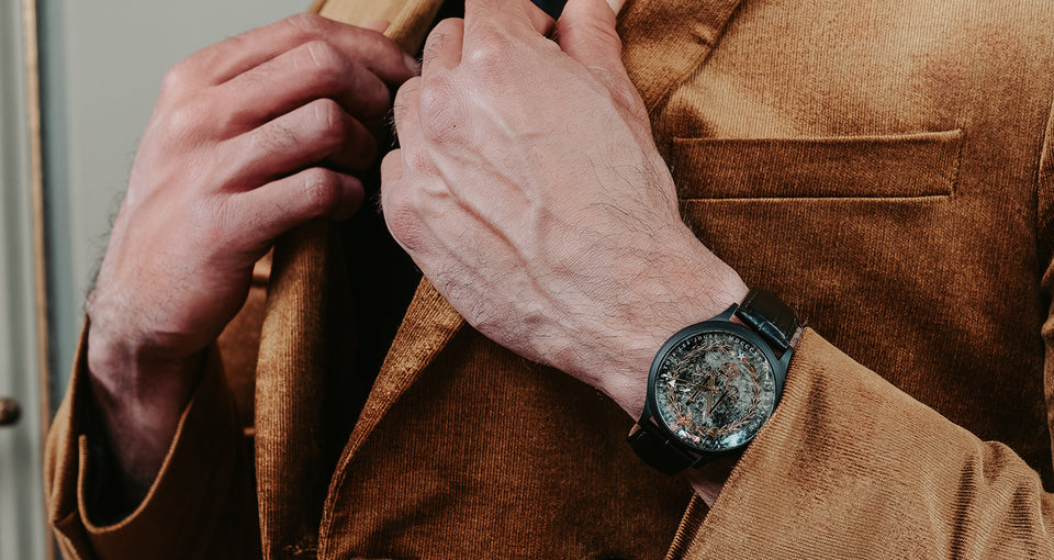 montre commemorative napoleon bonaparte portee par un homme avec une veste brun clair hommage a l empereur et a l histoire de france