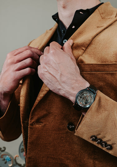 montre commemorative napoleon bonaparte portee par un homme avec une veste brun clair hommage a l empereur et a l histoire de france

