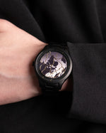 gros plan montre resilience 2020 quartz boitier noir portee par un homme avec pull noir hommage a l art du kintsugi