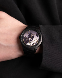 gros plan montre resilience 2020 quartz boitier noir portee par un homme avec pull noir hommage a l art du kintsugi