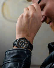 montre spitfire 1940 portee par un homme avec veste en cuir noir et lunettes aviateur hommage a la seconde guerre mondiale