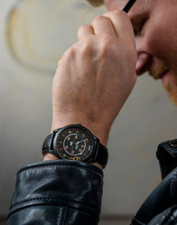 montre spitfire 1940 portee par un homme avec veste en cuir noir et lunettes aviateur hommage a la seconde guerre mondiale