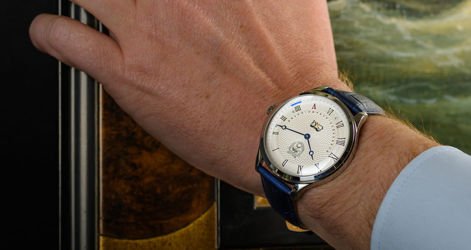 montre homme avec cristaux et sable de dunkerque portée au poignet avec chemise bleue mouvement quartz suisse inspirée de la seconde guerre mondiale