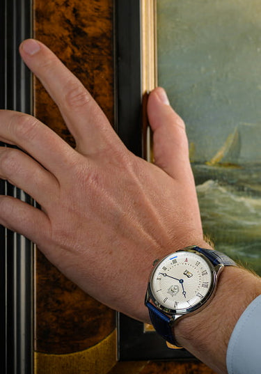 montre homme avec cristaux et sable de dunkerque portée au poignet avec chemise bleue mouvement quartz suisse inspirée de la seconde guerre mondiale