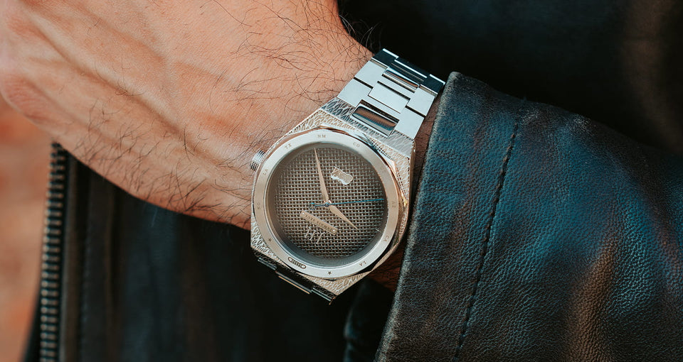 homme portant une montre hallyday 2017 avec une veste en cuir au poignet