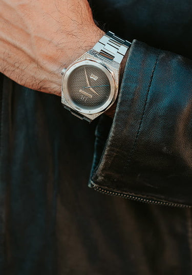 homme portant une montre hallyday 2017 avec une veste en cuir au poignet