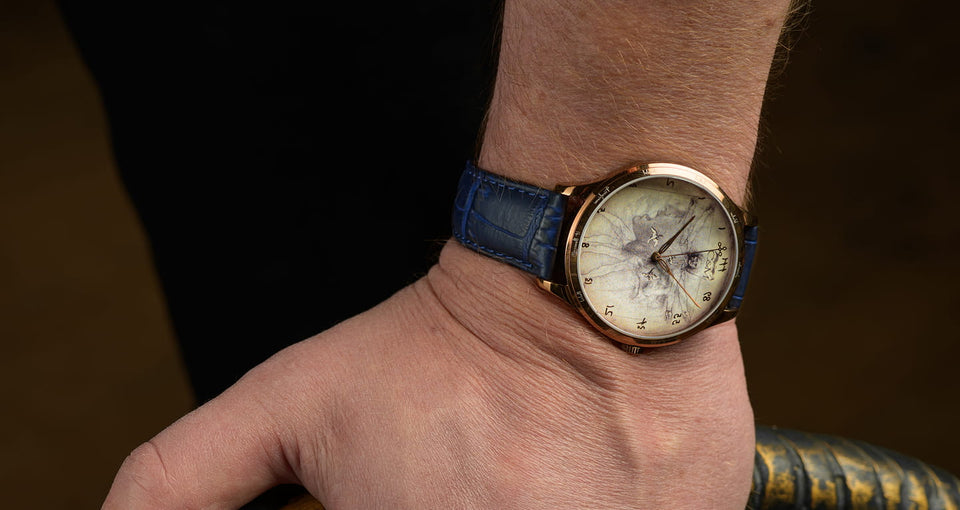 mannequin portant une montre leonard de vinci avec bracelet en cuir bleu et mouvement inverse