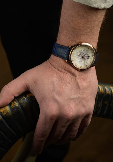 mannequin portant une montre leonard de vinci avec bracelet en cuir bleu et mouvement inverse