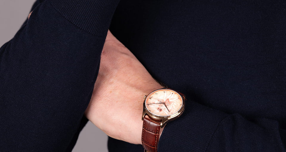 homme portant une montre leonardo de vinci avec cadran homme de vitruve et col roule bleu