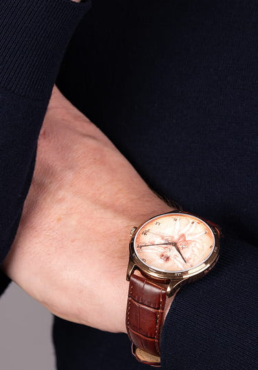 homme portant une montre leonardo de vinci avec cadran homme de vitruve et col roule bleu