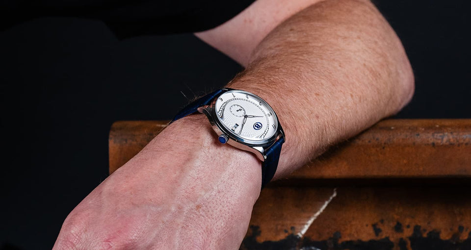 montre commemorative premium du rail portee par un homme hommage au secteur ferroviaire aiguille des secondes a 6h mouvement suisse