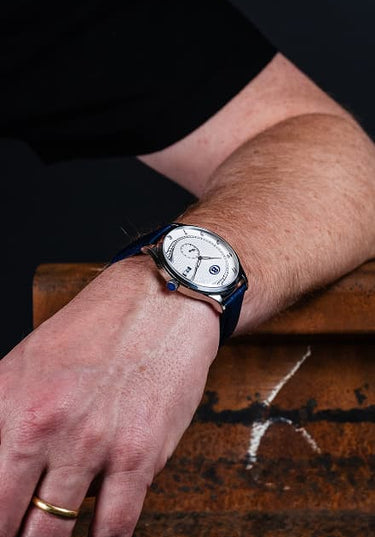 montre commemorative premium du rail portee par un homme hommage au secteur ferroviaire aiguille des secondes a 6h mouvement suisse